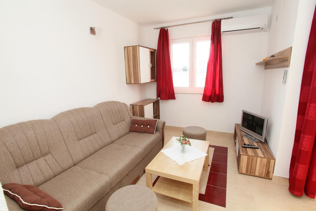 Apartments Villa Karlo Каштела Экстерьер фото