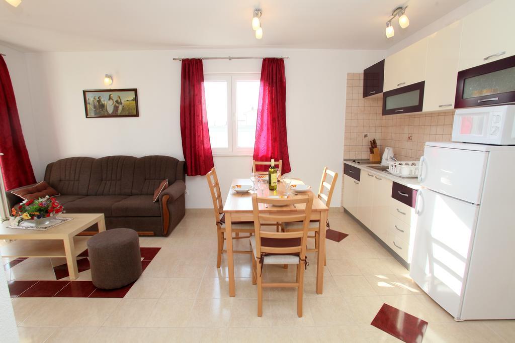 Apartments Villa Karlo Каштела Экстерьер фото